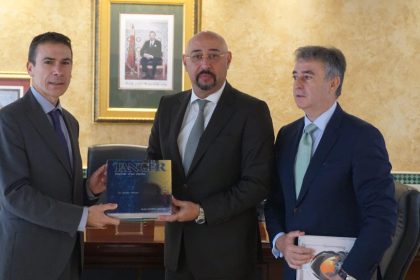 عمدة طنجة في استقبال المسؤولين الاسبانيين