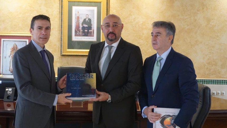عمدة طنجة في استقبال المسؤولين الاسبانيين