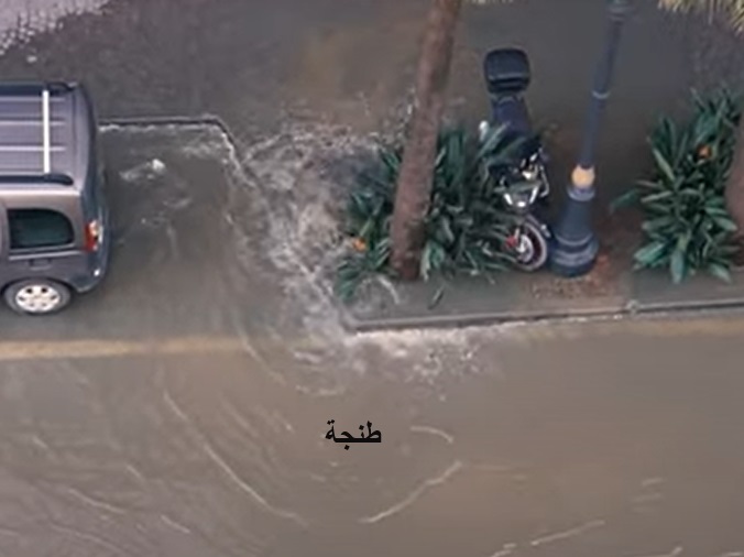 انفجار أنبوب كبير للمياه وسط شارع محمد الخامس بطنجة