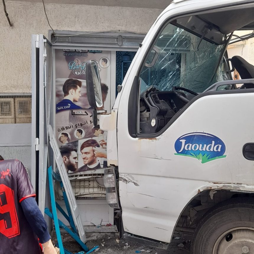 لحظة اصطدام الشاحنة بالمحل التجاري